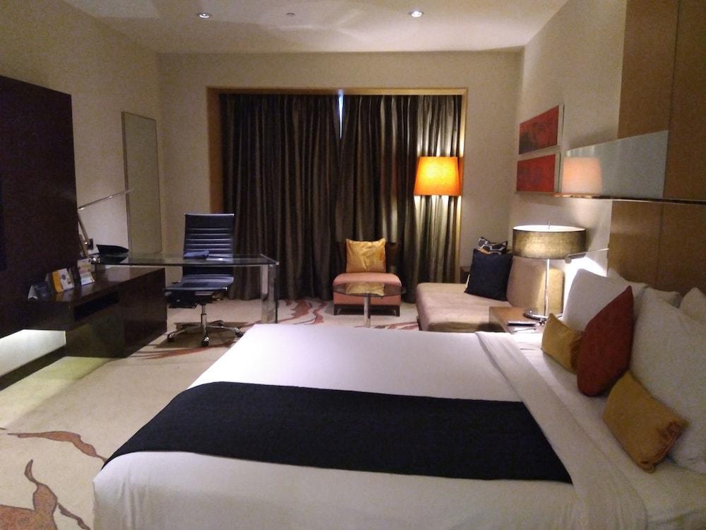 Radisson Blu Hotel Амритсар Экстерьер фото A room at the hotel