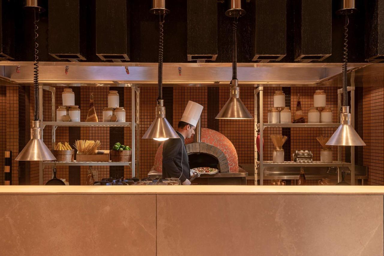 Radisson Blu Hotel Амритсар Экстерьер фото A chef working in a restaurant kitchen