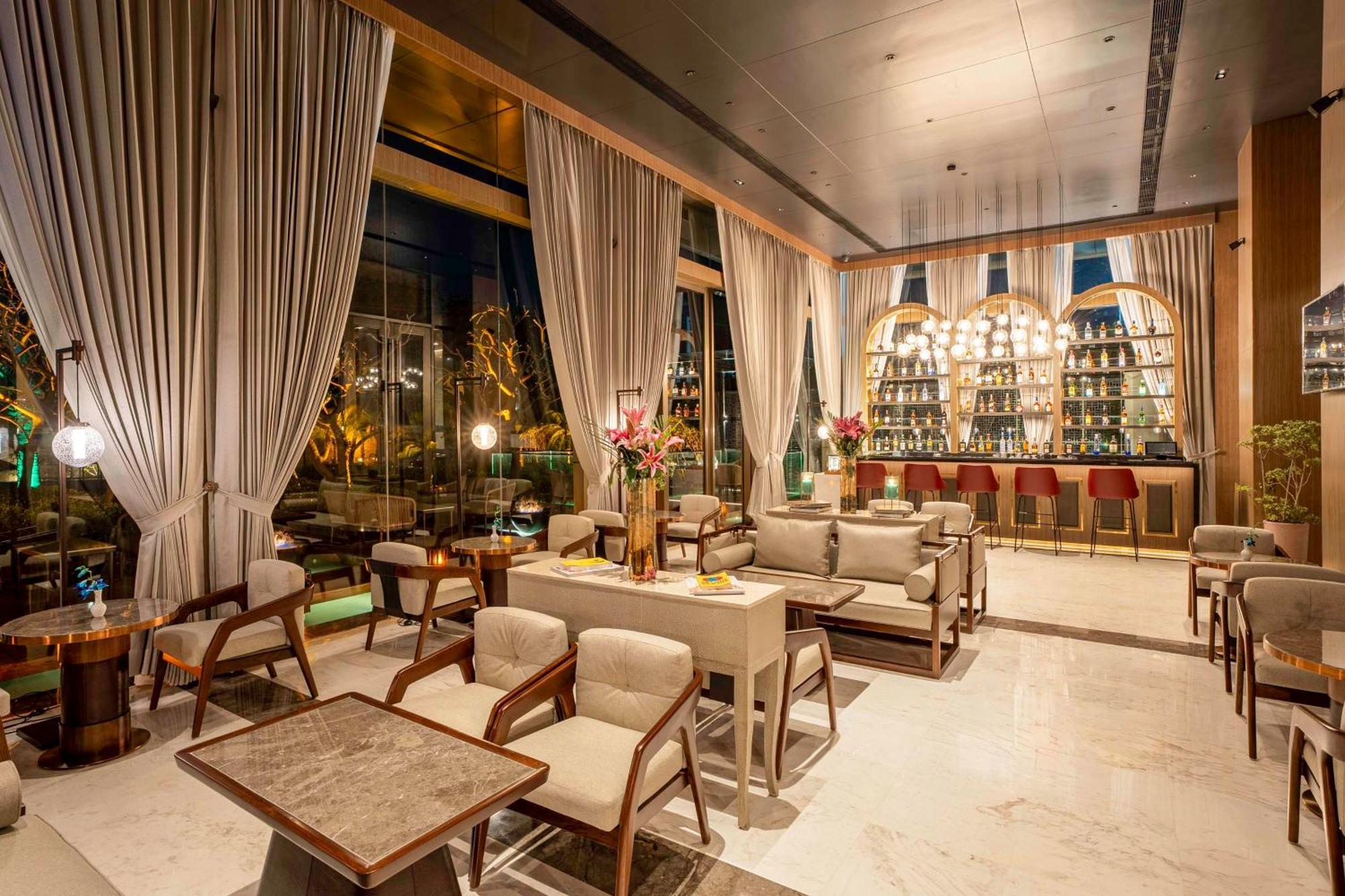Radisson Blu Hotel Амритсар Экстерьер фото The Bar