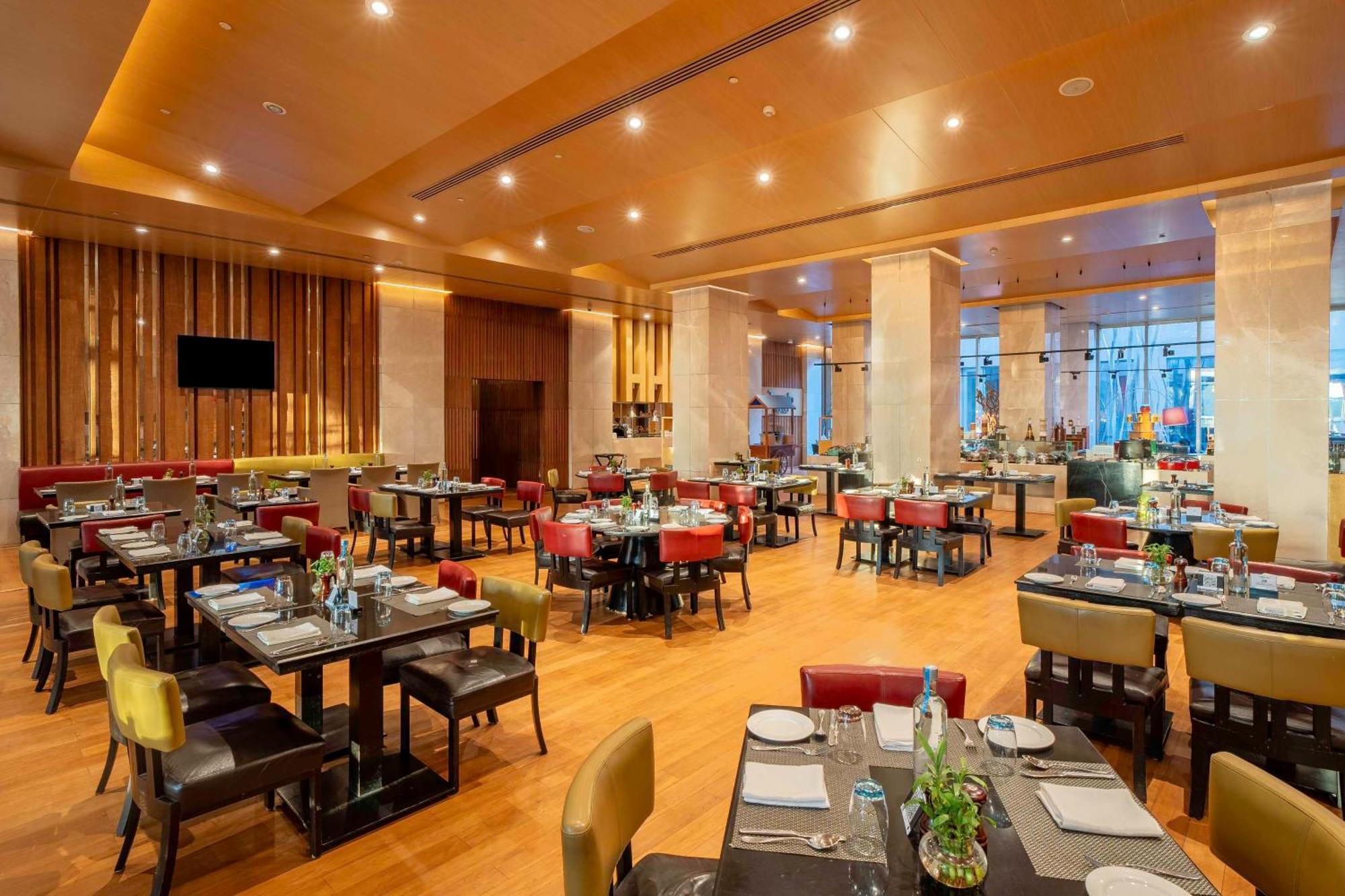 Radisson Blu Hotel Амритсар Экстерьер фото The restaurant
