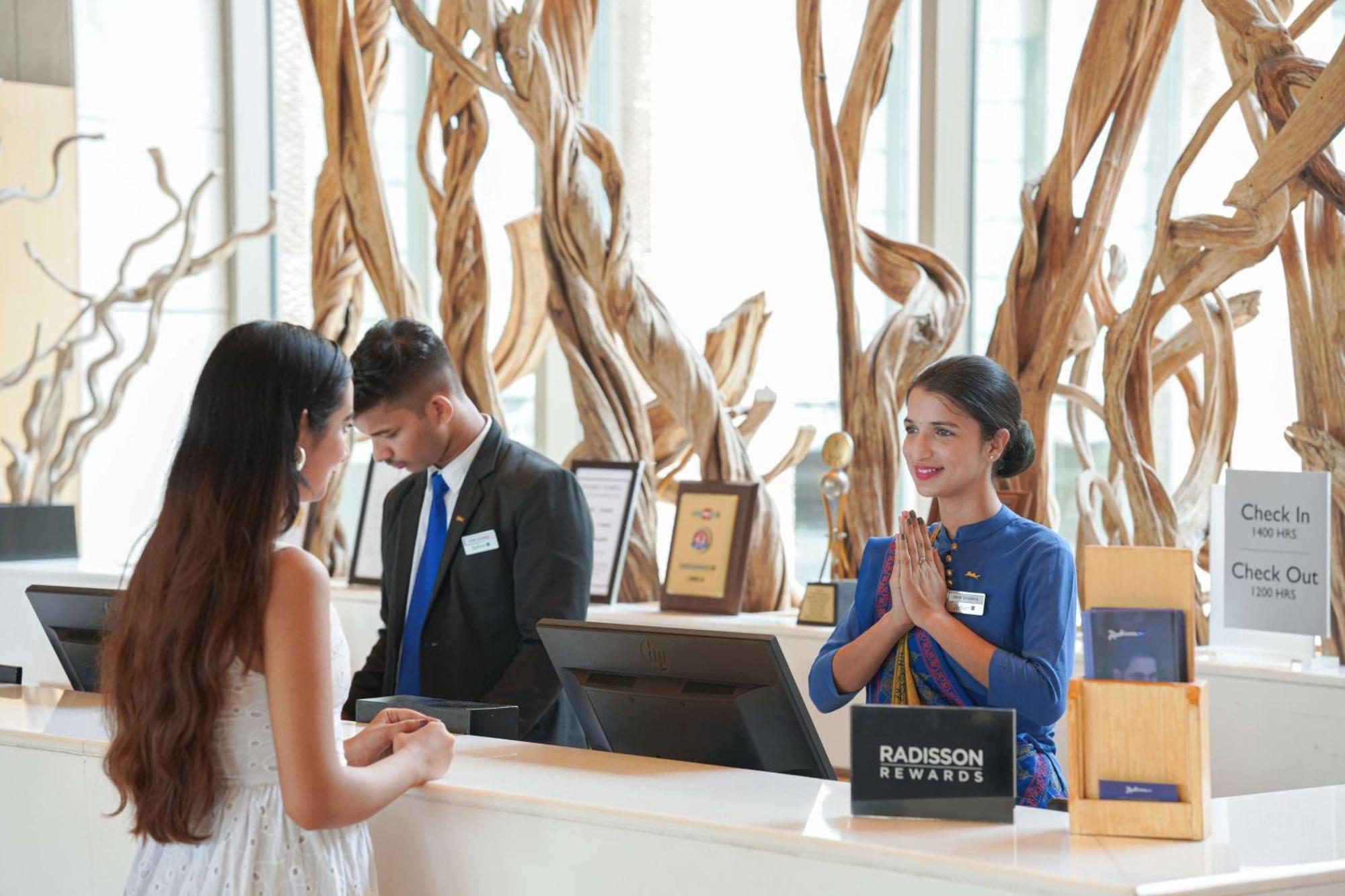Radisson Blu Hotel Амритсар Экстерьер фото A hotel receptionist at work
