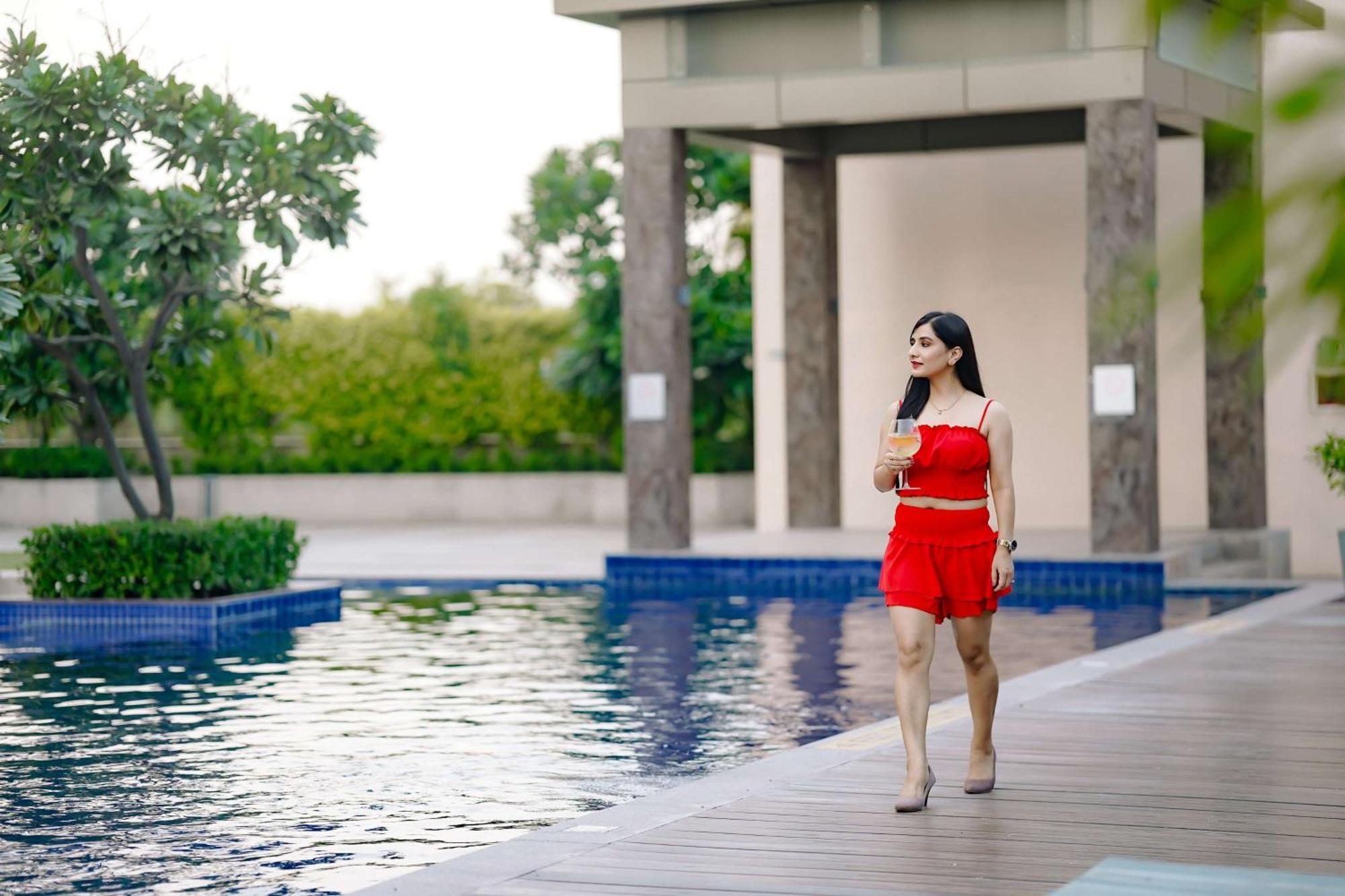 Radisson Blu Hotel Амритсар Экстерьер фото A woman walking by a pool