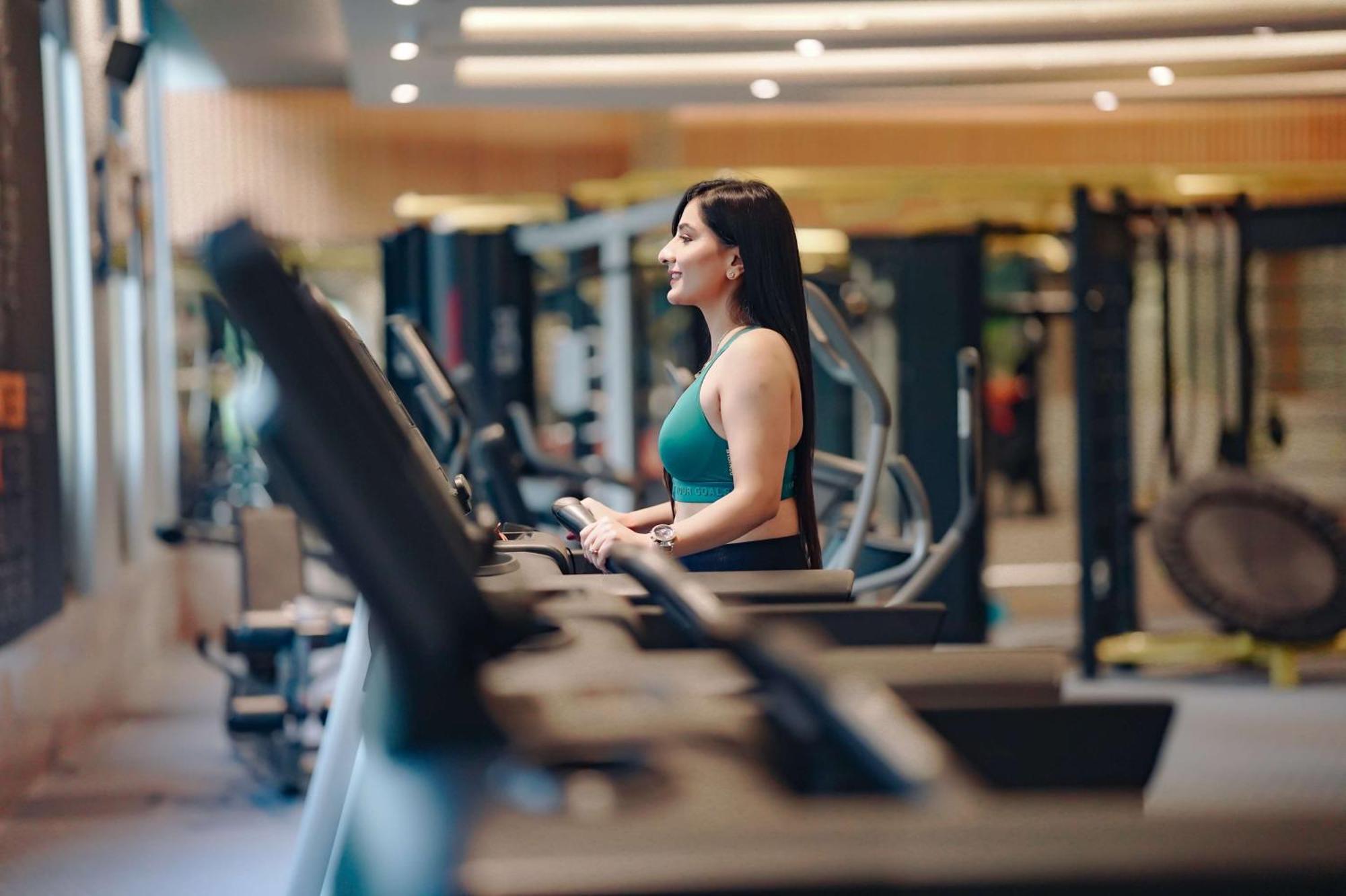 Radisson Blu Hotel Амритсар Экстерьер фото A woman on a treadmill