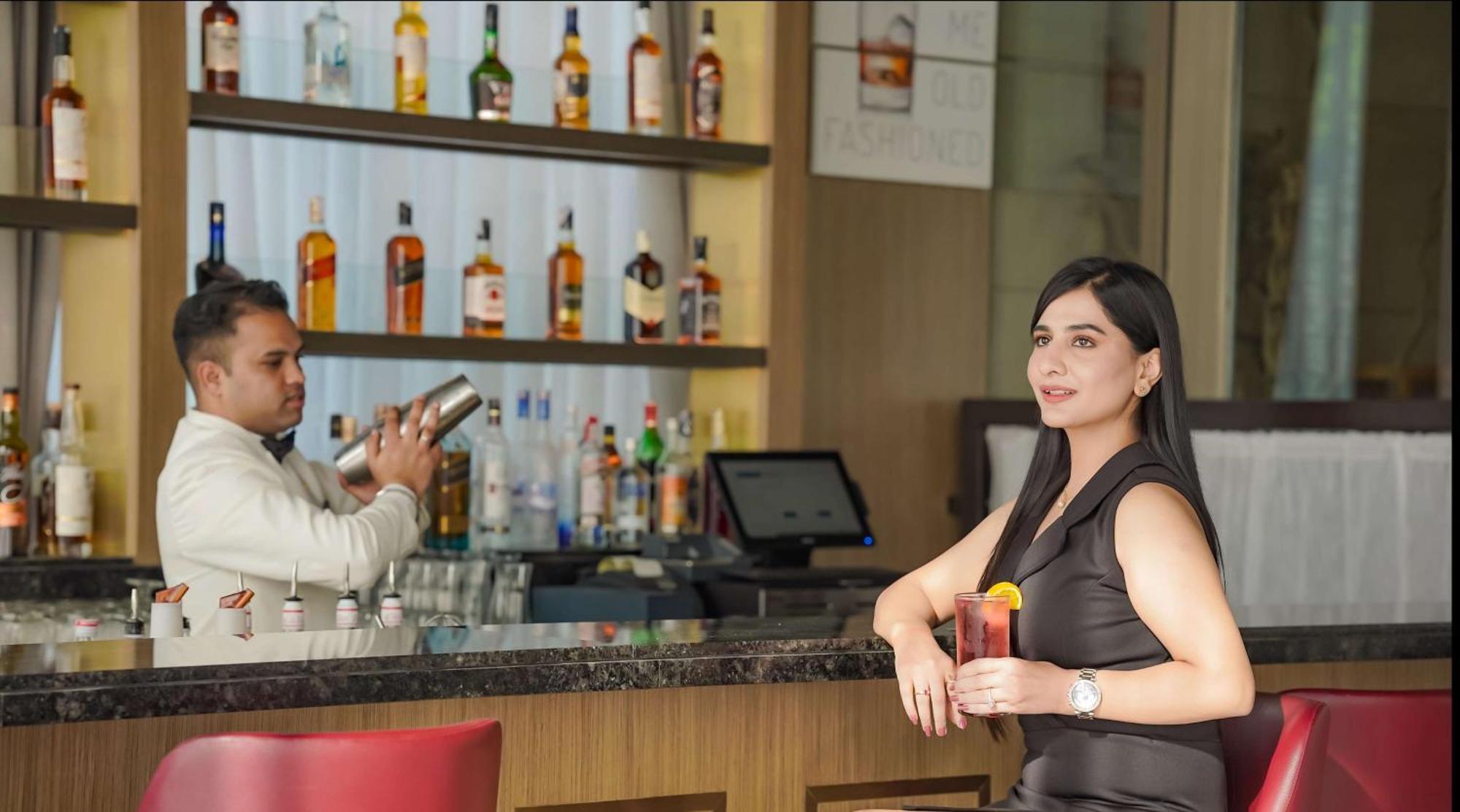 Radisson Blu Hotel Амритсар Экстерьер фото A woman at a bar
