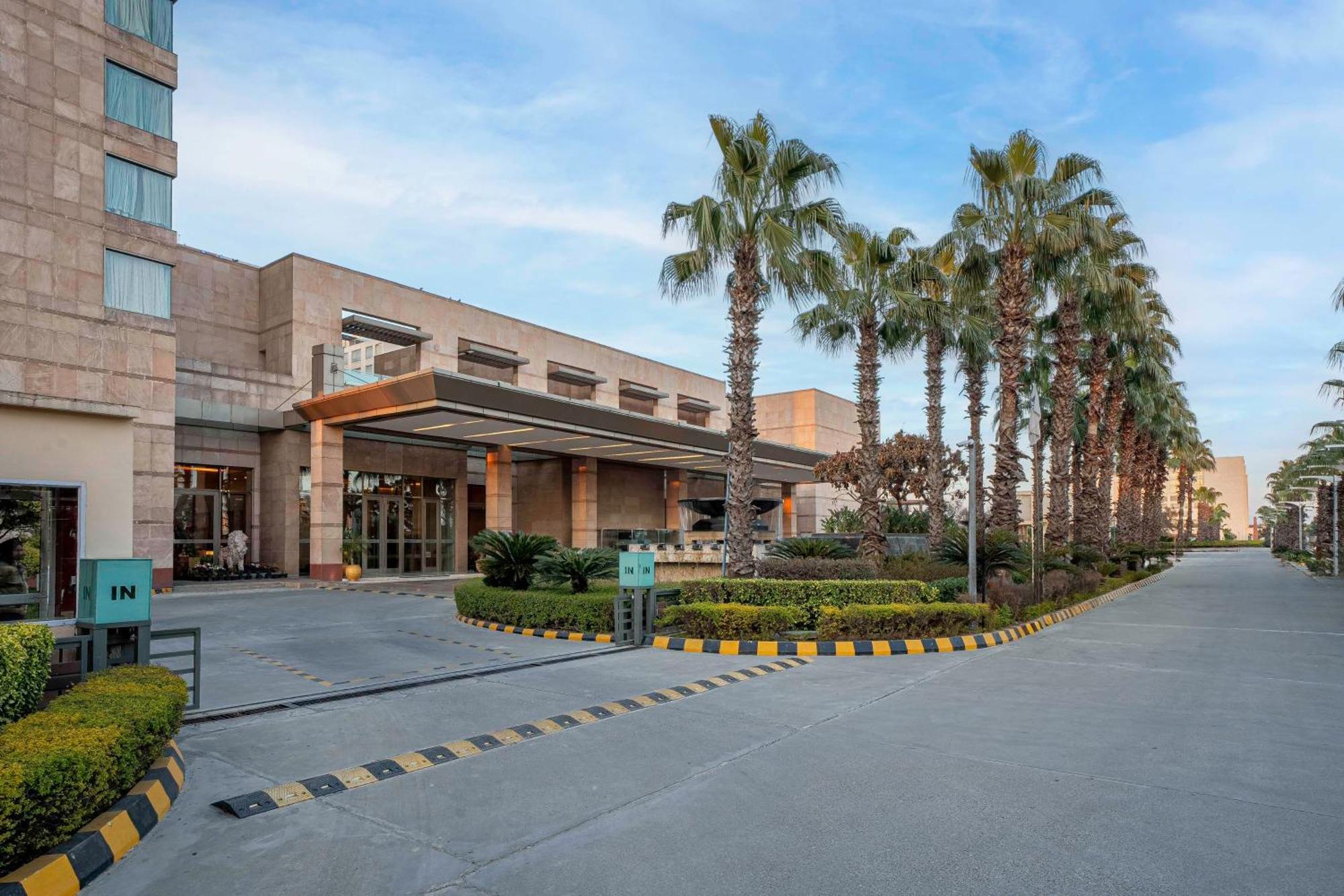 Radisson Blu Hotel Амритсар Экстерьер фото The Leela Palace, New Delhi